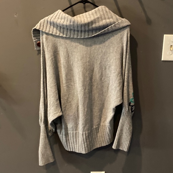 Anthropologie beautiful gray floral sweater with button detail size small EUC - Picture 4 of 5